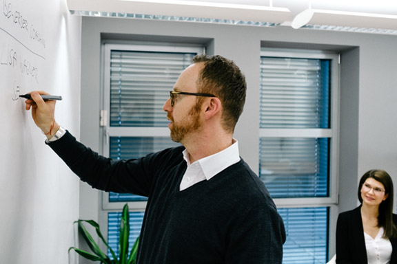 Headmatch Karriere-Coaching Roman Schapiro erläutert einer Kandidatin das Karriere-Coaching